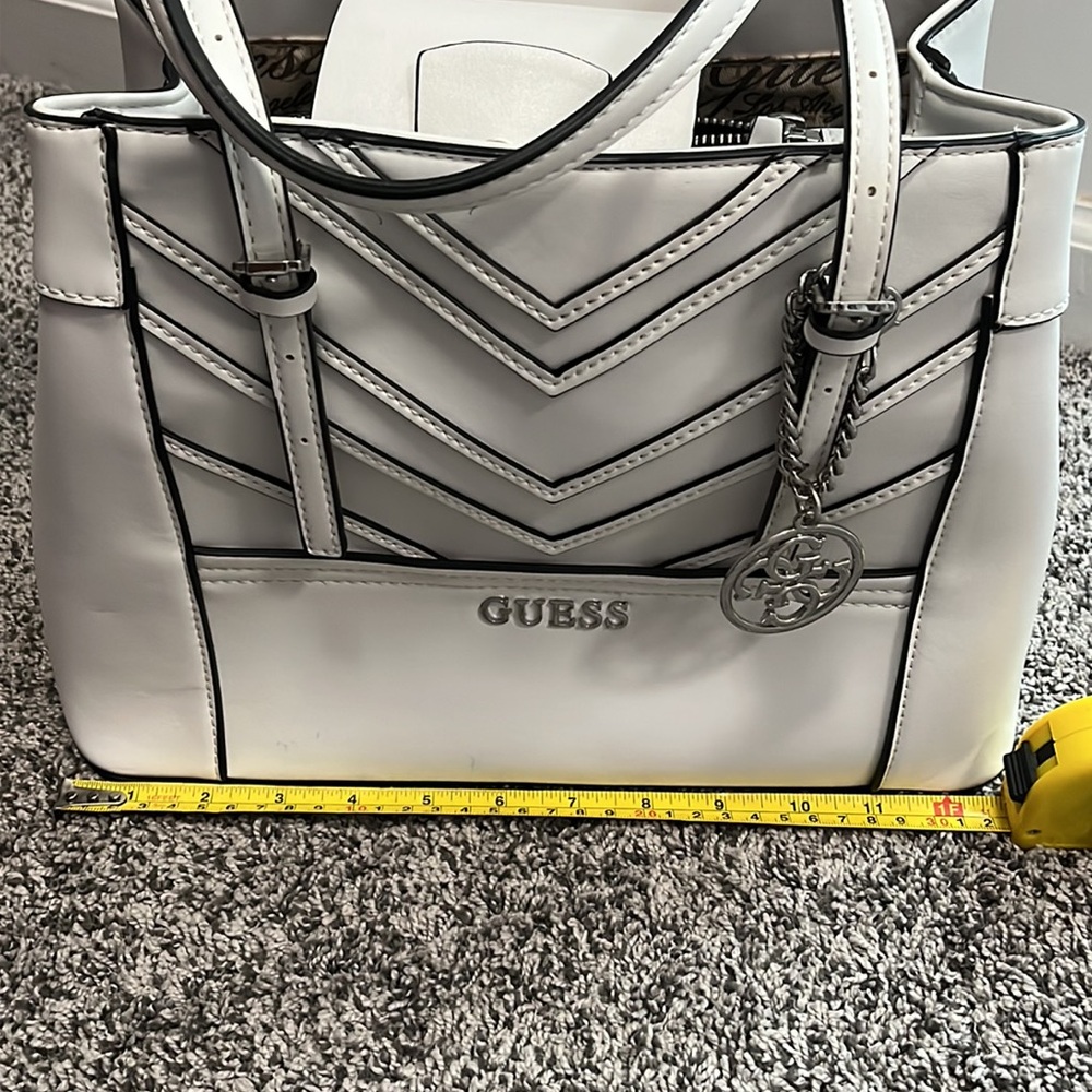White Guess purse - Picture 4 of 4